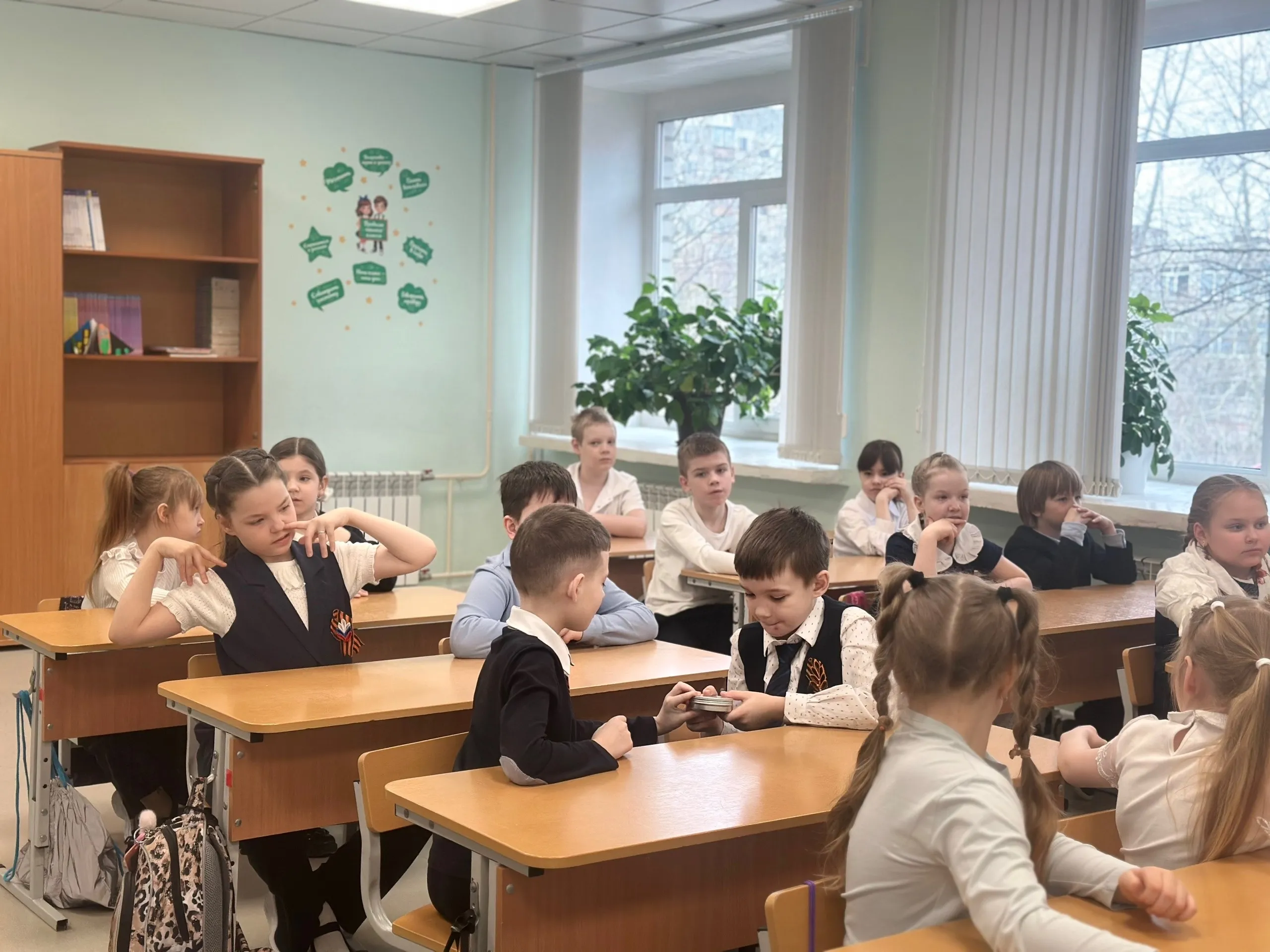 СЕГОДНЯ У СОТРУДНИКОВ «ПОЛИГОН-ЛТД» УТРО НАЧАЛОСЬ СО ЗНАКОМСТВА С РЕБЯТАМИ ИЗ ПРОГИМНАЗИИ «АЛИСА» В СУРГУТЕ.